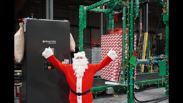 Le père Noël utilise une emballeuse Wulftec pour emballer ses cadeaux!